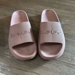 Sz 7  women's Bebe Women's Malaga Pool Slide flat sandals in a pink/mauve color